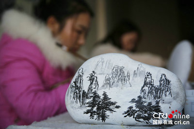 一筆一石繪錦繡，河南寶豐村民石畫闖出致富新路